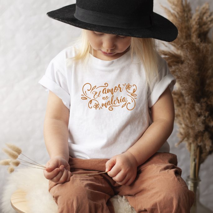 Camiseta infantil EL AMOR NO MALCRÍA
